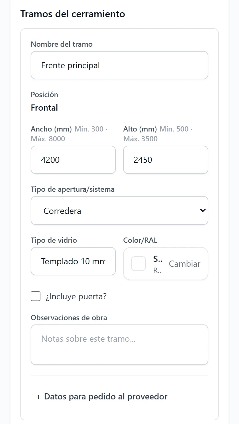 Tramo de un cerramiento: ancho y alto en milímetros con sus límites, apertura, vidrio, color y puerta